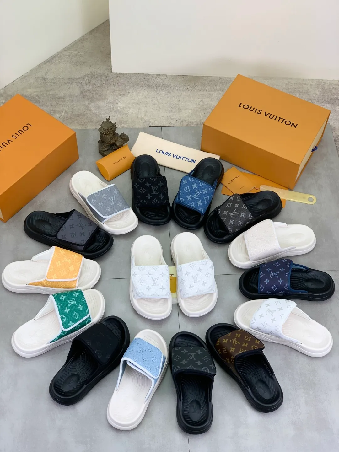 Men's shoes 💰P320💰【New style】🆘 Original quality 【LOUIS VUITTON】The popular Louis Vuitton LV men's slippers on the official website are on sale simultaneously! Original fabric imported from Italy. Original bottom provided by the original factory. Number of yards: 38-44 (customized to 45). Multiple colors to choose from. Fully packaged drawer box.
